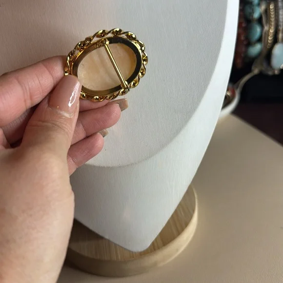 Vintage carved shell cameo brooch - Picture 2 of 3